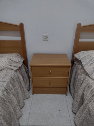Mesita de noche de madera