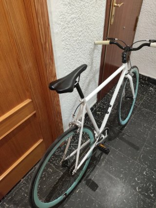 Bicicleta Mint con manillar negro