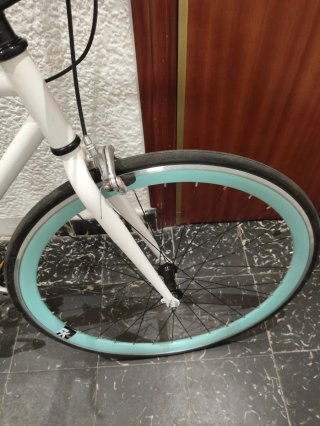 Bicicleta Mint con manillar negro