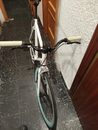 Bicicleta Mint con manillar negro