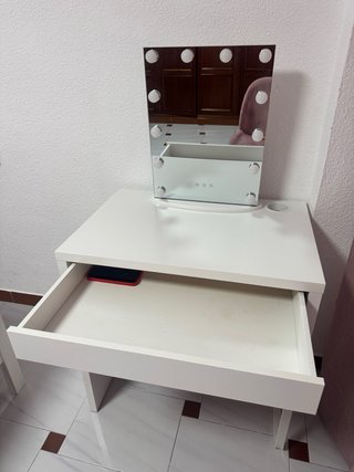 Mesa tocador blanca con espejo y luces