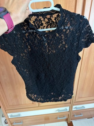 Camiseta de encaje negra