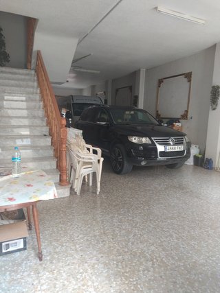 Casa con dos pisos más el bajo cochera