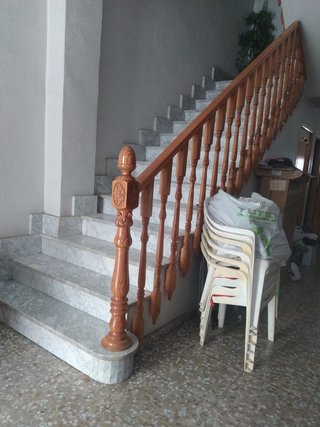 Casa con dos pisos más el bajo cochera