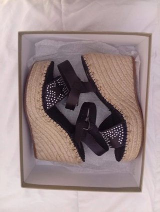 Sandalias cuña negras con tachas nuevas