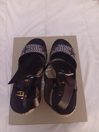 Sandalias cuña negras con tachas nuevas