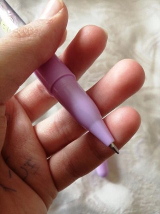 Bolígrafo morado con pompón y caritas