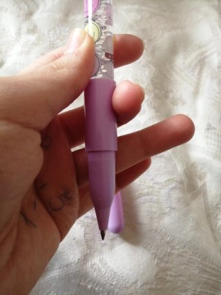 Bolígrafo morado con pompón y caritas