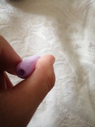 Bolígrafo morado con pompón y caritas