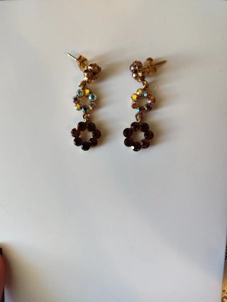 Pendientes largos dorados, beige y marrones flores