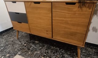 Aparador de madera con cajones y puertas