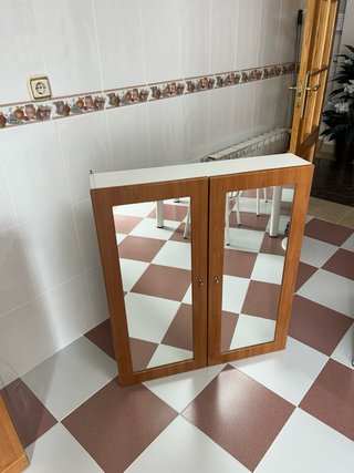 Mueble estantería de madera con espejo