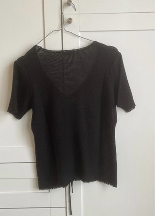 Top nero traforato con laccetti intrecciati Tg M