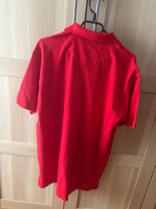 Polo de manga corta en color rojo.
