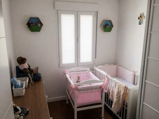 Minicuna de madera con ruedas blanca