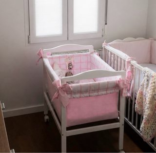 Minicuna de madera con ruedas blanca
