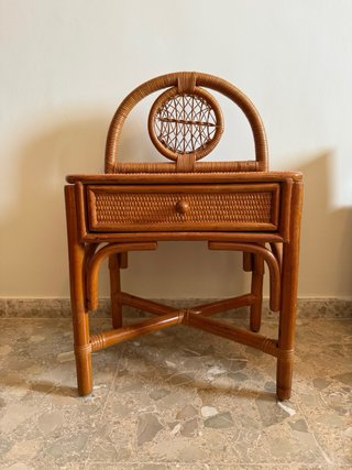 Mesita de noche de mimbre con cajón