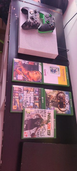 Xbox One S 1TB + 4 Juegos