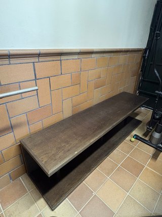Mueble de madera marrón