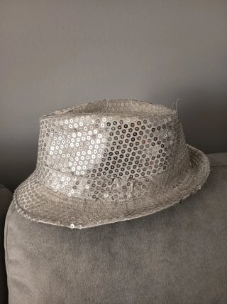 Sombrero de lentejuelas plateado