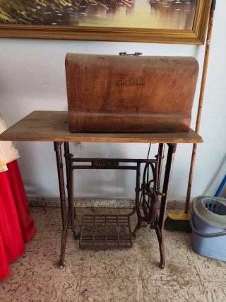 Máquina de coser SIGMA antigua