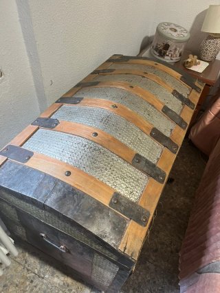 Baúl antiguo de madera, metal