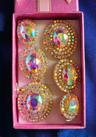 Pendientes grandes dorados con piedras multicolor