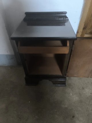 Mesita auxiliar antigua de madera con cristal