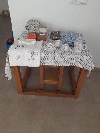 Lote mantelería, tazas y caja decorativa