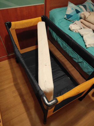 Cuna de viaje con colchón de espuma