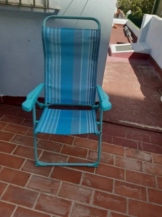 Silla de playa plegable azul y blanca