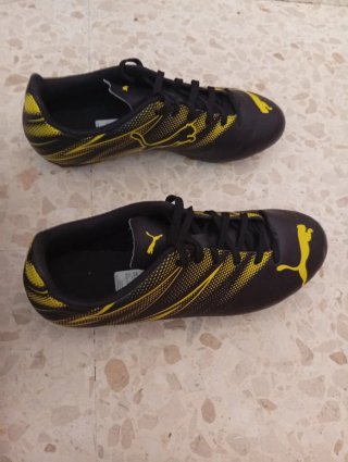 Zapatos de fútbol Puma negros y amarillos