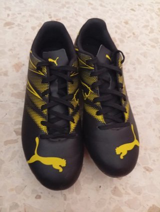Zapatos de fútbol Puma negros y amarillos