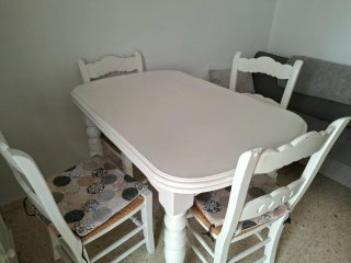 Mesa y 4 sillas blancas