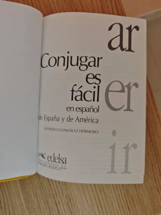 Conjugar es fácil en español de España y de Améric