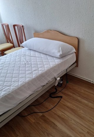 Cama articulada de madera y tela