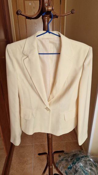 Traje de chaqueta y falda de color amarillo