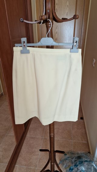 Traje de chaqueta y falda de color amarillo