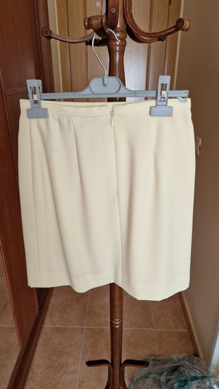 Traje de chaqueta y falda de color amarillo