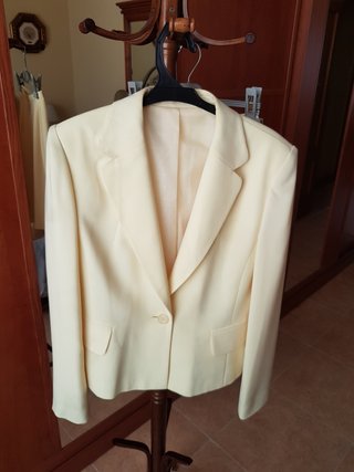 Traje de chaqueta y falda de color amarillo