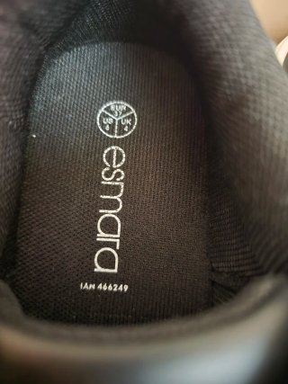 Zapatillas deportivas blancas y negras