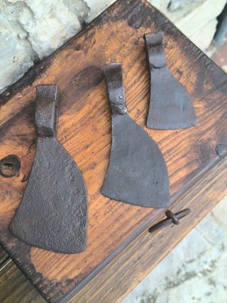 Lote de 3 cabezas de hachas catalanas antiguas