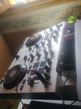 Hercules DJ Console RMX2 + Monitores M-Audio
