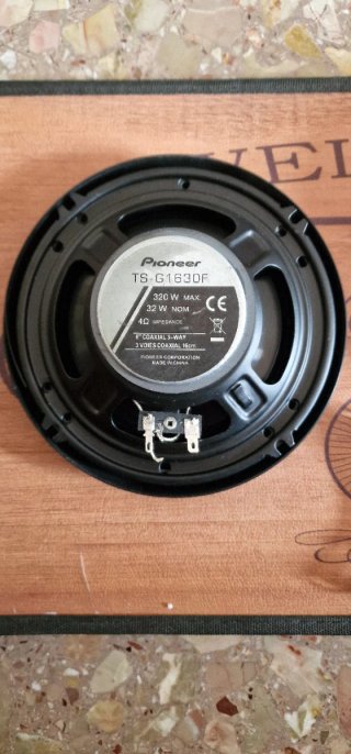 Altavoces Pioneer TS-G1630F 320W uno funciona