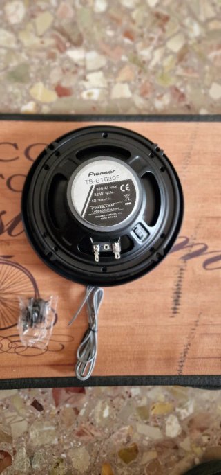Altavoces Pioneer TS-G1630F 320W uno funciona