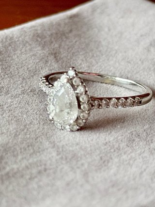 Anillo Oro Blanco Diamantes Talla Pera