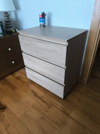 Cajonera de madera color beige y marrón