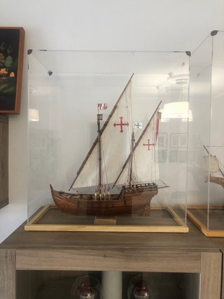 Maqueta La Pinta Artesanía Latina + Vitrina