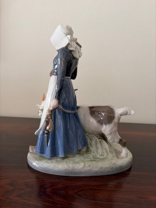 Figura porcelana Royal Copenhagen mujer y cabras