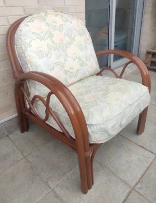 2 Sillones de caña con cojines de plumón.